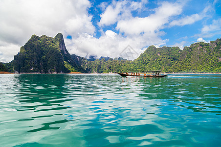泰国传统长尾拖船在湖上山丘的湖上岩石闲暇场景假期冒险天空热带公园风景旅游图片