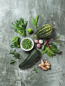 灰色背景的绿菜和绿色蔬菜图片