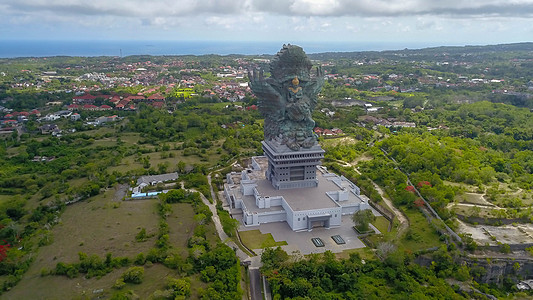 巴厘岛最具标志性的地标印度神鹰神鹰广场雕像也是 GWK 雕像是一座 122 米高的雕像 位于印度尼西亚巴厘岛的神鹰广场文化公园历图片