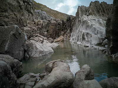 一个巨大的岩石池坐落在潮汐之间 海蚀形成光滑的岩石 地点 英国威尔士高尔的卡斯威尔湾图片