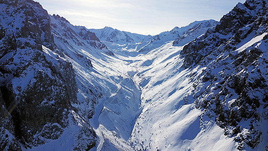 高雪山 树苗生长于一些地方森林顶峰危险岩石雪崩世界树木天空季节地标图片