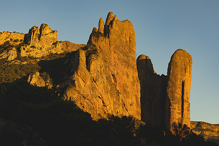 日落时分的马洛斯德里格罗斯山脉 比利牛斯山前 西班牙阿拉贡天堂蓝色地质学远足地形山麓峭壁石头橙子编队图片