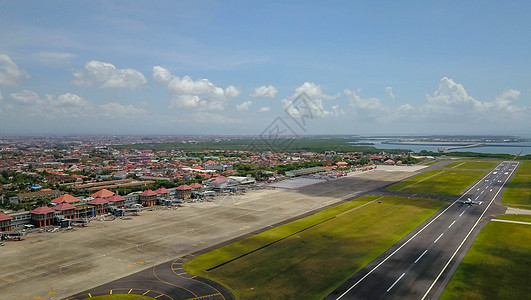飞机刚刚降落在印度尼西亚登巴萨的巴厘岛国际机场 从雅加达起飞的飞机准备在伍拉·赖机场向登机口征税图片