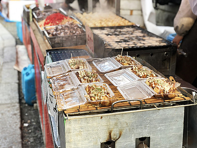 Takoyaki 位于神庙的街道上小吃水饺餐厅午餐旅行店铺女士盘子章鱼烹饪图片