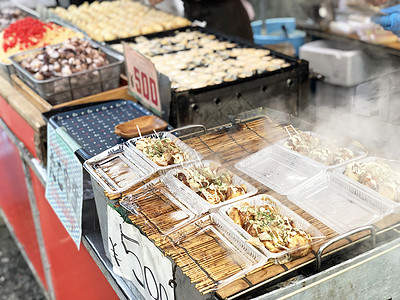 Takoyaki 位于神庙的街道上水饺餐厅章鱼油炸旅行午餐海鲜节日女士小吃图片