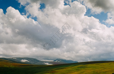 Altai风景山和云 自然阿尔泰峡谷针叶林森林山腰风景岩石晴天树木牧场旅游图片