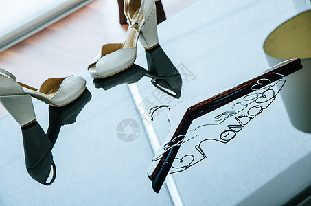 婚礼新娘 新娘的鞋子 新娘礼服的衣架图片