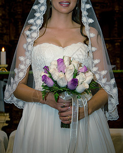 带着花束的戴面纱的年轻新娘图片
