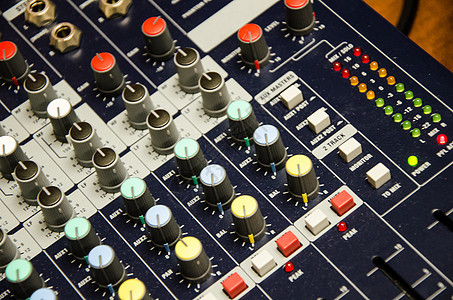 一个负责控制音频系统的团队的混音器按钮均衡器频率桌子立体声技术派对乐器体积收音机图片