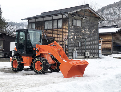 在日本白川地清除雪雪的橙色雪花卡车图片