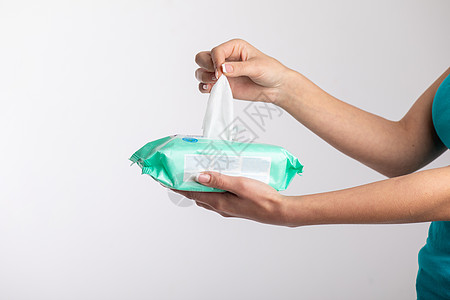 将婴儿湿擦除于包装物中     卫生程序和打扫清洁工组织消毒纸巾湿巾女性卫生成人图片