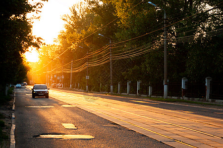 TULA 俄罗斯 - 2013年6月6日 汽车在城市街道上 在金色阳光的背光下图片