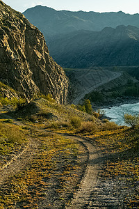 通往山区的阿斯法特公路 阿尔泰山道国家山脉蓝色旅行风景沥青流动高山长路路线图片
