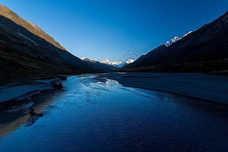 在阿尔泰山脉的山湖中 湖面的水面上 湖水面风景主义者针叶树石头森林植被冒险旅游天气薄雾图片