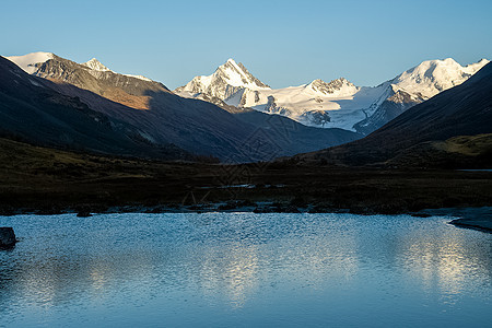 在阿尔泰山脉的山湖中 湖面的水面上 湖水面冒险气氛远足森林针叶旅行极简冰川岩石荒野图片