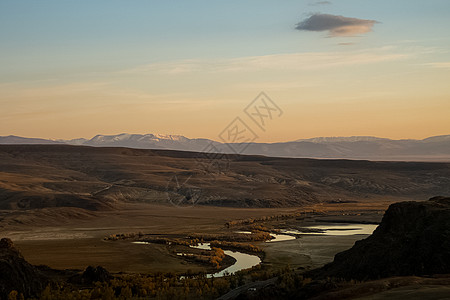 Altai山脉的日落 自然阿尔泰自然景观登山自由高原高度远足背包草地土地射线屋角图片