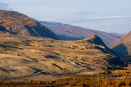 阿尔泰山和两山之间的峡谷的自然景观 以及那座山的景象溪流岩石环境树木石头天空花园山坡旅行风景图片