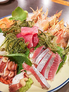 纳哈的冲绳风格当地海鲜菜盘子海鲜章鱼海藻图片