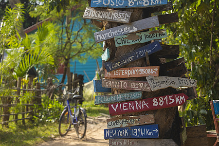 老挝 世界不同城市的木迹图纸上涂了手画木头巴色里程旅行邮政自行车适应症晴天手工岛屿图片