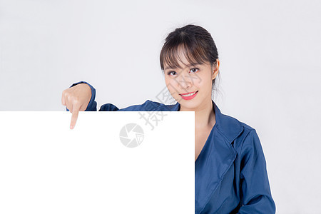 美丽的肖像 年轻的商业年轻女士 呈现空白的女孩成人销售手指商务微笑木板横幅展示快乐图片