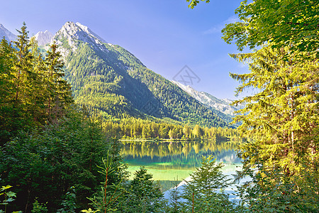 在贝希特斯加登阿尔卑斯山风景中游客爬坡旅行蓝色天空村庄旅游场景池塘顶峰图片