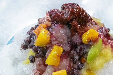 在台湾高雄的夜市上 台式混合水果刮了冰雪花滑雪片图片