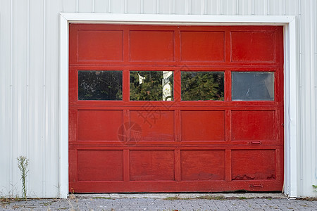 红色车库门 有窗户和把手图片