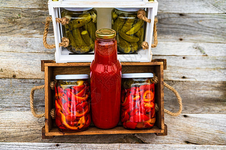 木箱装瓶子 加番茄酱和玻璃罐头玉米产品黄瓜水果饮食蔬菜传统储物杂货店素食图片