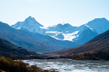 阿尔泰山和两山之间的峡谷的自然景观 以及那座山的景象场地环境山沟旅游天空旅行阴霾岩石披肩风景图片