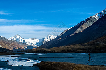 阿尔泰山和两山之间的峡谷的自然景观 以及那座山的景象风景露天岩石环境山沟树木横幅溪流顶峰旅行图片