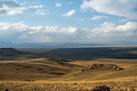 阿尔泰山和两山之间的峡谷的自然景观 以及那座山的景象生态绿色植物太阳季节环境花园城市风景树木石头图片