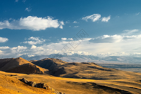 阿尔泰山和两山之间的峡谷的自然景观 以及那座山的景象娱乐岩石冒险树木披肩太阳树叶旅行山沟天空图片