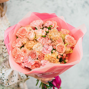 女人手中的粉红花束婚礼植物群墙纸植物园艺庆典石竹桉树花园菊花图片