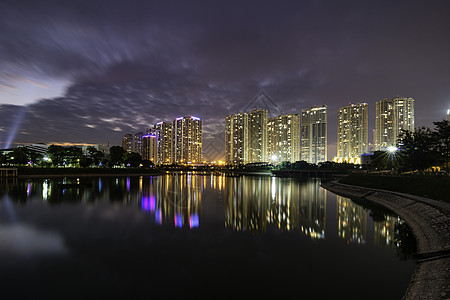 在越南河内市日落时 河内天际城市景象在清川公园反射城市蓝色景观天空地标全景交通摩天大楼公园图片