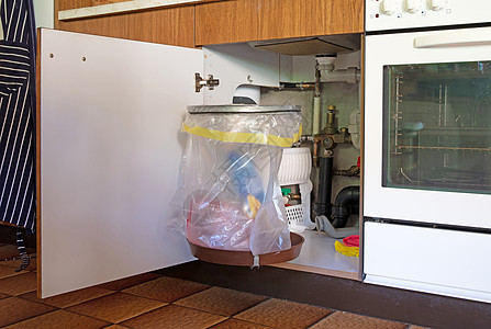 垃圾桶挂在厨房橱柜门上灰色橱柜门合页开场白塑料袋木工金属家具配件塑料图片