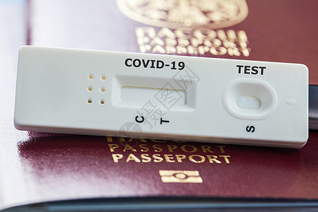 红护照上COVID-19病毒疾病快速检测包图片