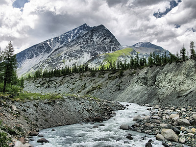 山区地貌 森林和阿尔泰的蓄水层岩石山峰场景自然保护区天空湖区喷泉公园树林海岸图片