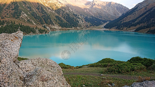 大阿拉木图湖在山上 绿山天线树木花朵环境森林岩石旅行反射天空山脉图片