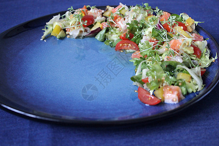 蓝底樱桃番茄洋葱和草药蔬菜沙拉午餐烹饪美食小吃菠菜厨房饮食叶子食物盘子图片