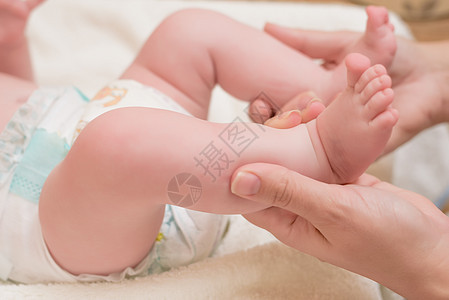 在白浴盆洗澡的可爱婴儿女孩孩子房子玩具享受金发女郎肥皂水头发童年温泉图片