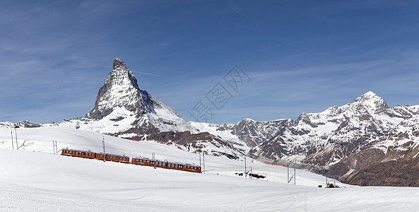 红列车在马特霍恩前面游客全景旅游滑雪假期高度旅行晴天火车天空图片