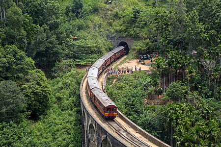 在斯里兰卡德莫达拉的九大拱桥培训穿越游客建筑学铁路旅游旅行爬坡高地火车地标图片