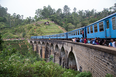 在斯里兰卡德莫达拉的九大拱桥培训自拍旅行火车穿越地标运输吸引力爬坡铁路游客图片