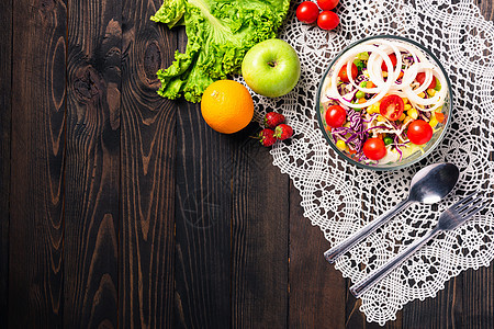 新鲜沙拉碗 菜盘中的蔬菜养分运动饮食健康生态营养盘子木头菠菜食物图片