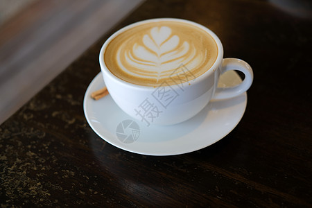 热卡布奇诺莫查咖啡加拿铁艺术和肉桂食物咖啡拿铁杯子饮料奶油咖啡店牛奶桌子图片