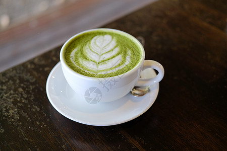 热辣的日本火柴 绿色茶加拿铁艺术奶油咖啡咖啡店杯子抹茶食物饮料牛奶桌子图片
