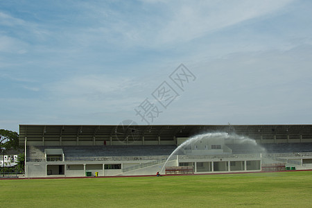 喷水者将水喷到足球场的草地上白色液体绿色足球公园灌溉园艺生长汽车运动图片