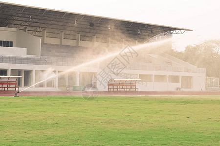 给足球场浇水喷雾器生长淋浴体育场管道水滴草地足球汽车灌溉图片