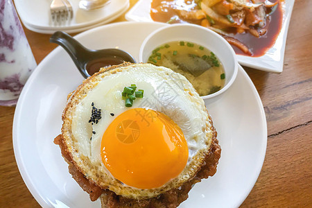 金子炒饭 炸鸡蛋和猪肉 韩国菜的风格午餐盘子烹饪蔬菜辣椒胡椒美食食物餐厅图片