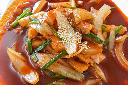 美味的韩国辣肉特okbokki 在木本背景上的辣辣特okbokki图像盘子美食午餐食品年糕食物文化筷子小吃烹饪图片